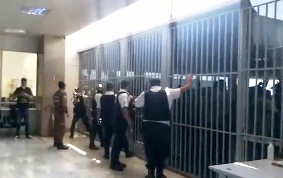 Bolsonaristas tentam invadir Ministério da Saúde para perseguir jornalistas